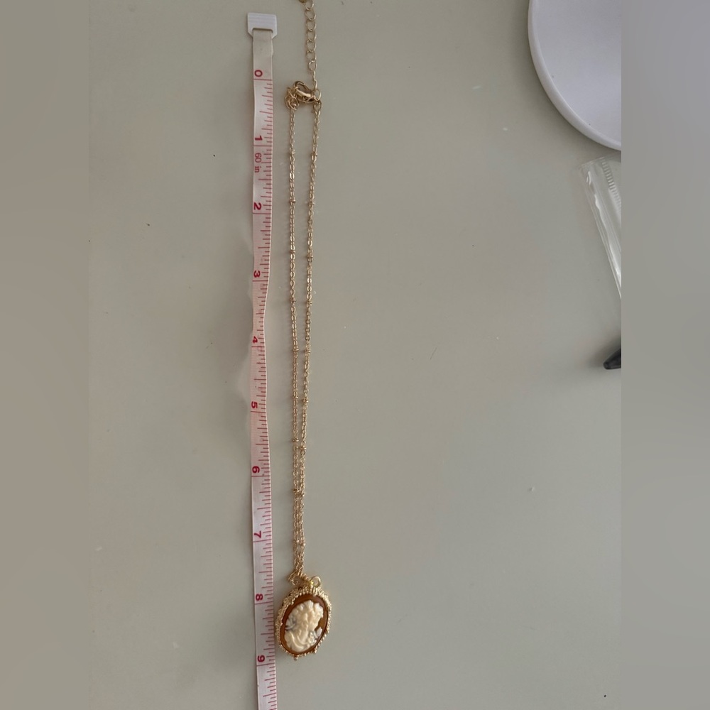 Elegant Gold  plated and Cream Cameo Pendant Necklace - Picture 4 of 4